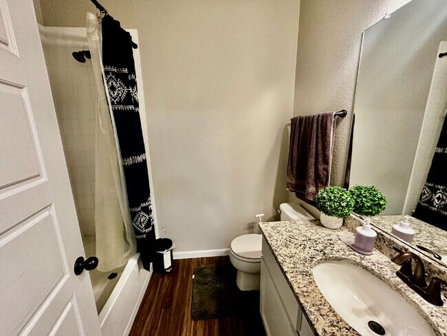 Building Photo - "Experience Spacious Living: 5-Bed, 3-Bath...