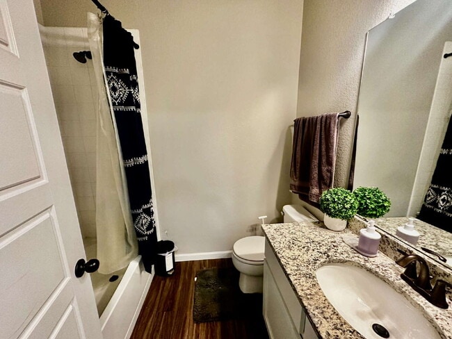 Building Photo - "Experience Spacious Living: 5-Bed, 3-Bath Home in Elizabeth!"