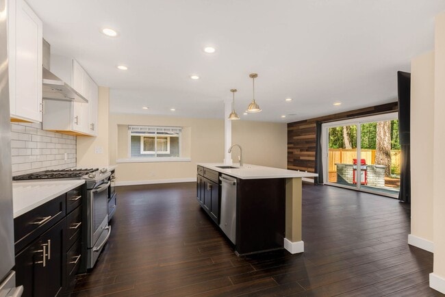 Building Photo - Newly remodeled Woodinville Rambler Beauty!!