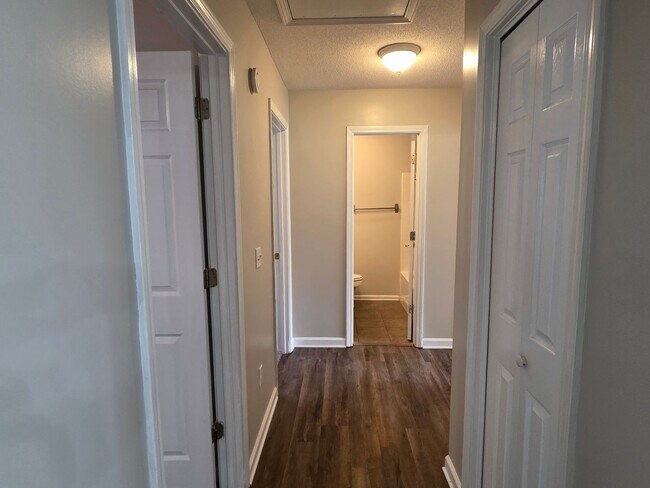 Building Photo - Woodbury Subdivision. 3 bedrooms. 2 baths. Converted garage to bonus room. Family with vaulted ce...