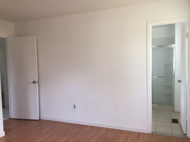 Building Photo - 3 Bed 2 bath Kensignton Rancher