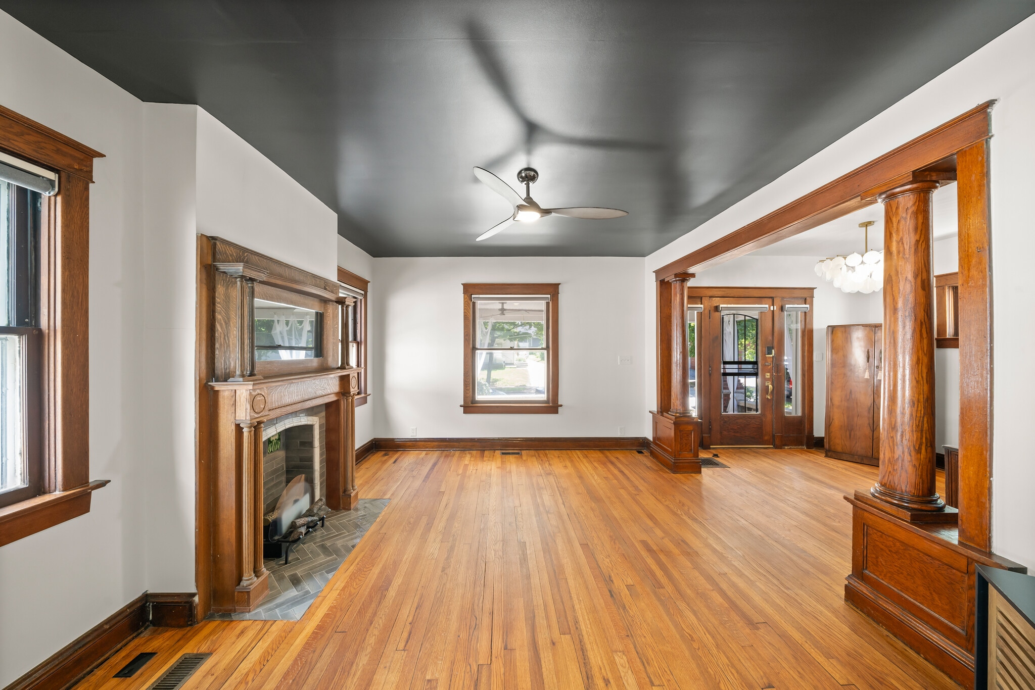Building Photo - 834 W 39th Ter