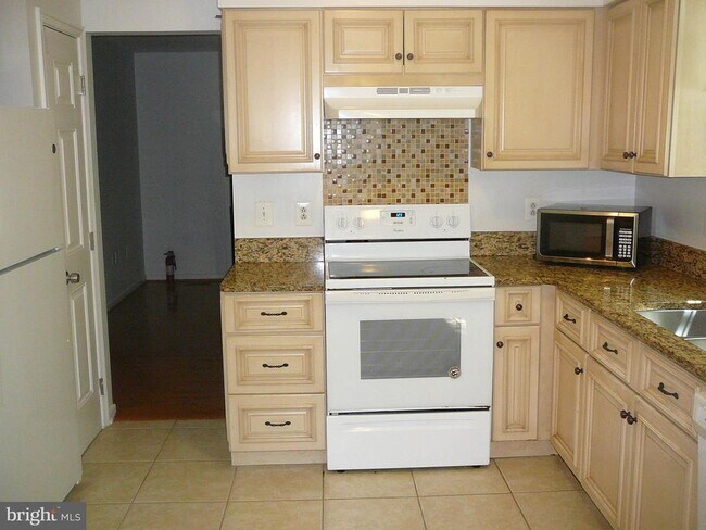 Building Photo - 231 Vine Pl