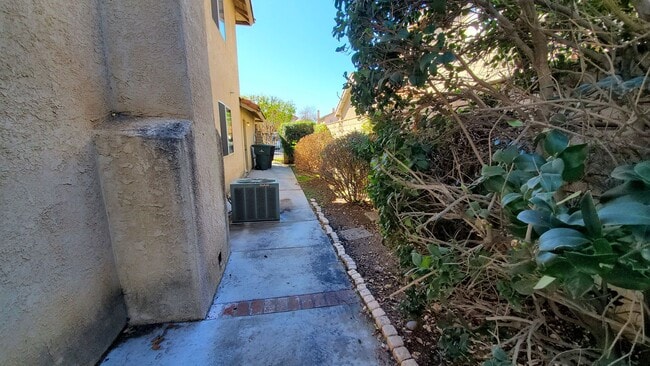 Building Photo - ( ( ( BEAUTIFUL 4 BEDROOM 3 BATH HOUSE!!! ...