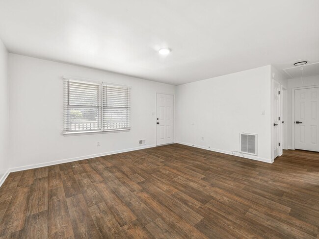 Building Photo - Renovated 2 bed 2 bath