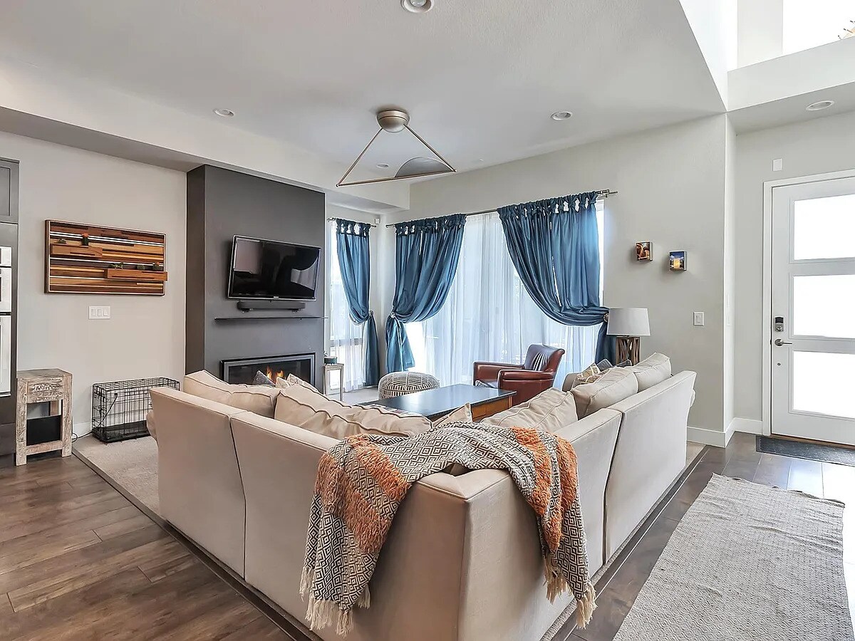 Building Photo - 1962 W 67th Pl