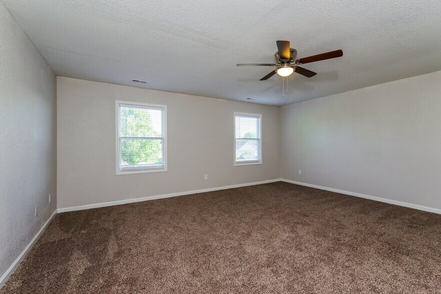 Building Photo - 304 E Pine Ridge Dr