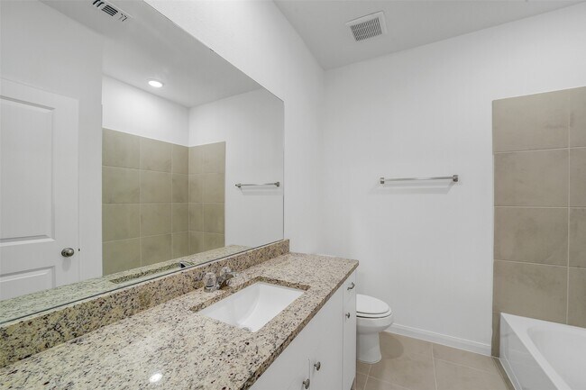 Building Photo - 13614 Pine Dr