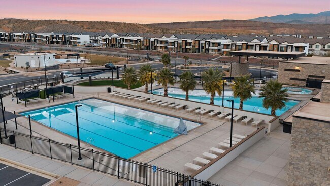 Building Photo - Long Valley Townhome - Amazing Amenities & Small Dogs Allowed