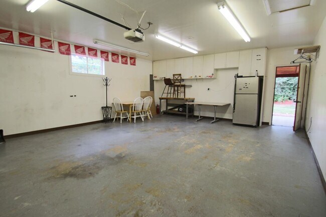 Building Photo - 2565 Willow Ln