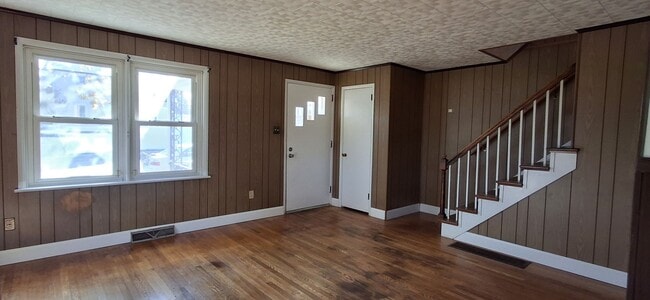 Building Photo - 3 Bedroom 1.5 Bathroom Available in Lancaster!