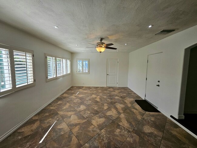Building Photo - **Charming 3-Bedroom Home in Burbank Rancho**