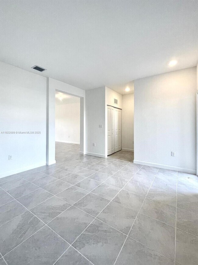 Building Photo - 2751 SE 26th St