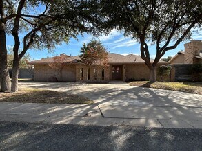 Building Photo - Large Family Home in Country Club North