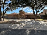 Building Photo - Large Family Home in Country Club North