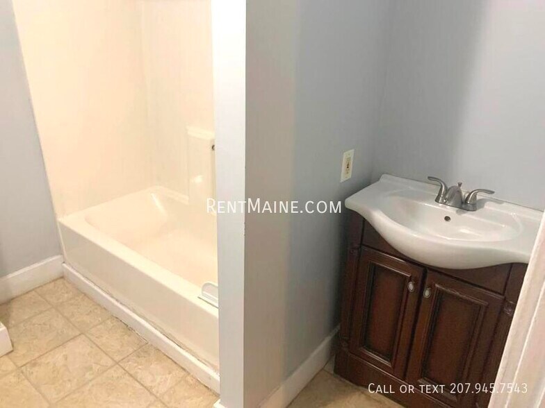 Building Photo - 207 S Main St