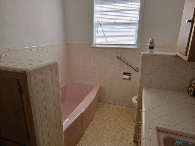 Building Photo - 521 John Doe St