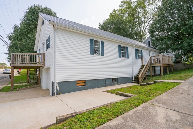 Building Photo - 3 Bed home in Carthage with large basement!