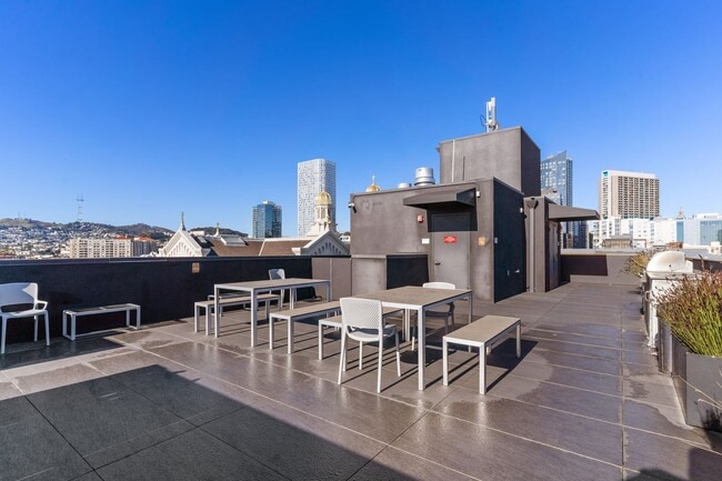 Building Photo - Modern 1 Bed, 1 Bath Condo @ 10th & Howard...