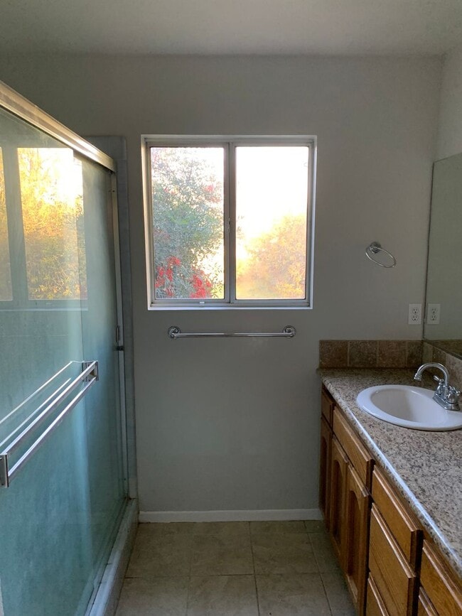 Building Photo - 3 Bedroom 2 Bath