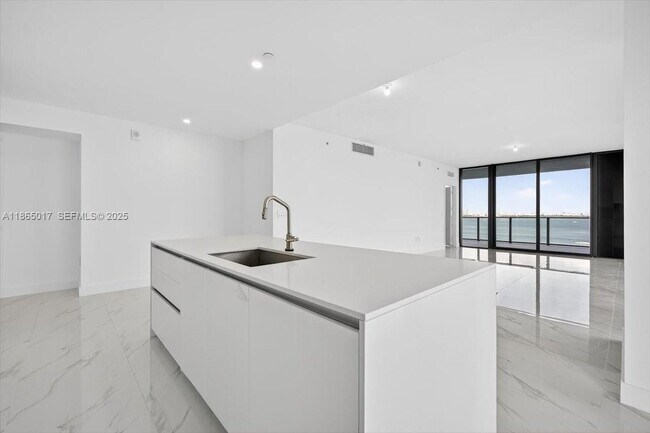 Building Photo - 700 NE 24th St