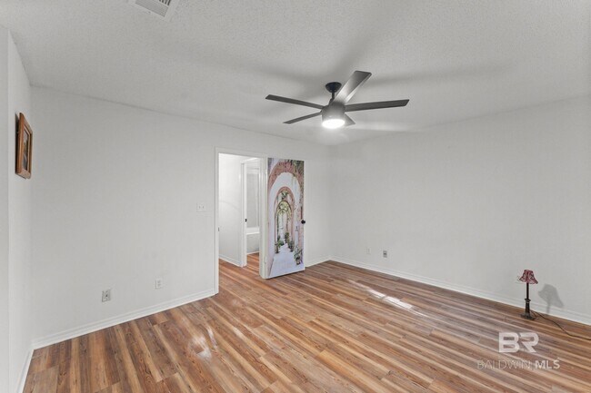 Building Photo - 600 Cheshire Ln