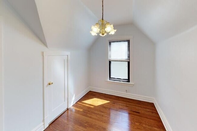 Building Photo - 5709 W Dakin St