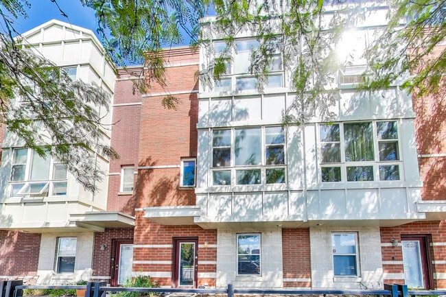 Primary Photo - 4524 W Belmont Ave