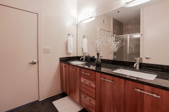 Building Photo - Fully Furnished Mid-Term 2-Level Condo | 1,549 Sq Ft | Private Parking | Shared Living