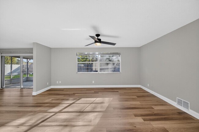Building Photo - 791 Lindenwood Cir E
