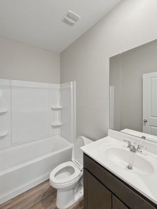 Building Photo - Spacious 4 Bedroom, 3 Bathroom home in Litchfield Park!