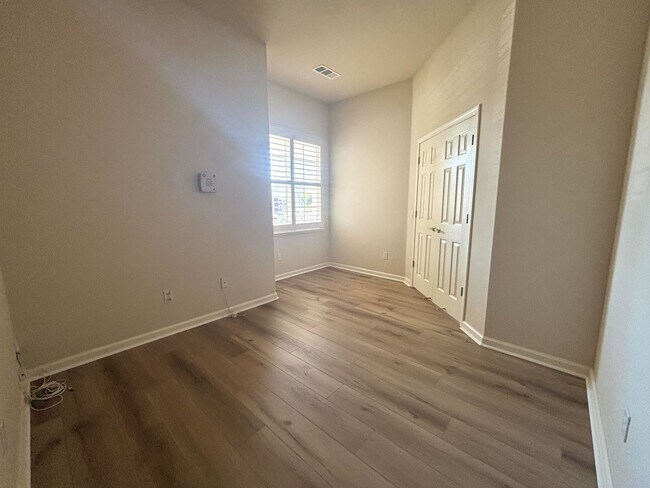 Building Photo - Gorgeous 3 Bed 2.5 Bath with SOLAR! 55+ Community