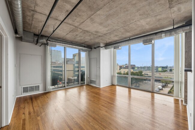 Building Photo - 700 W Van Buren St