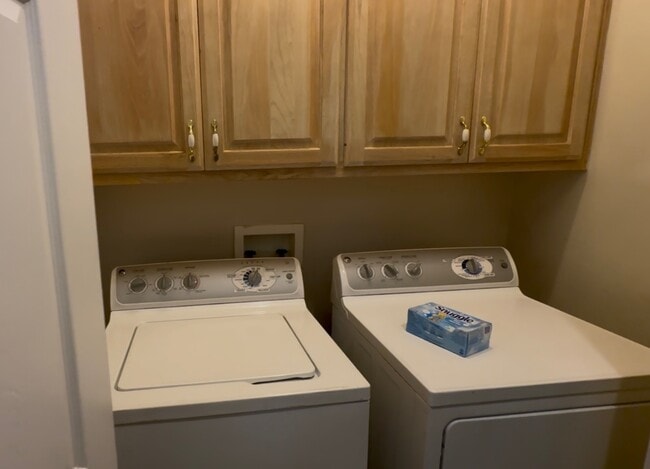 Building Photo - 408 Hidden Oaks Cir