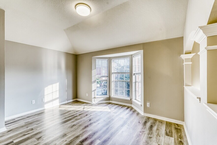 Building Photo - 519 Holly Crest Dr