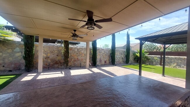 Building Photo - Backyard Oasis!!!  Beautiful 4 bedroom 2.5 bathroom 2 story home on corner lot!