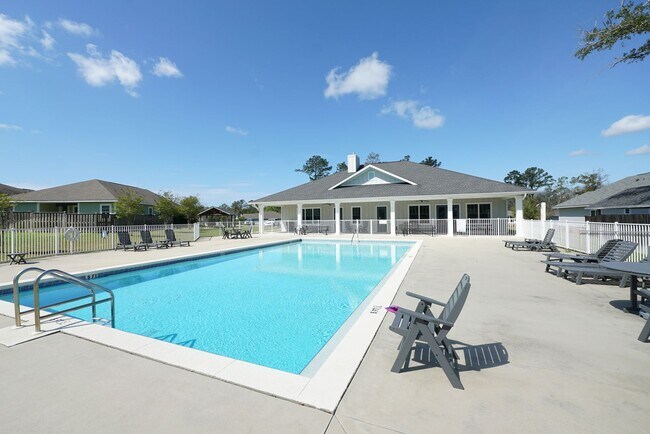 Building Photo - Central Freeport Location with Community Pool