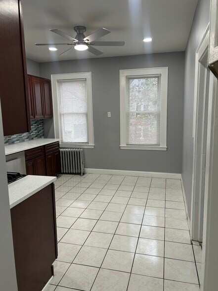 Large eating kitchen - 10 Adams St