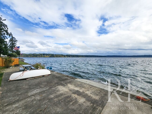 Building Photo - Charming Waterfront Retreat in Poulsbo, Wa...