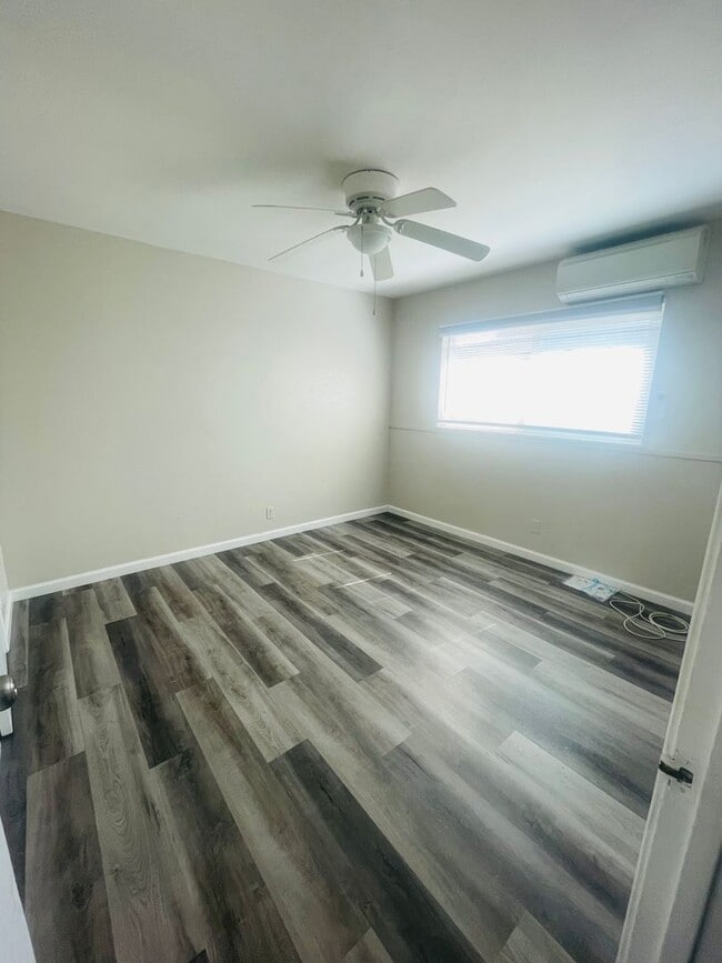 Building Photo - Renovated 2bed/1bath Duplex