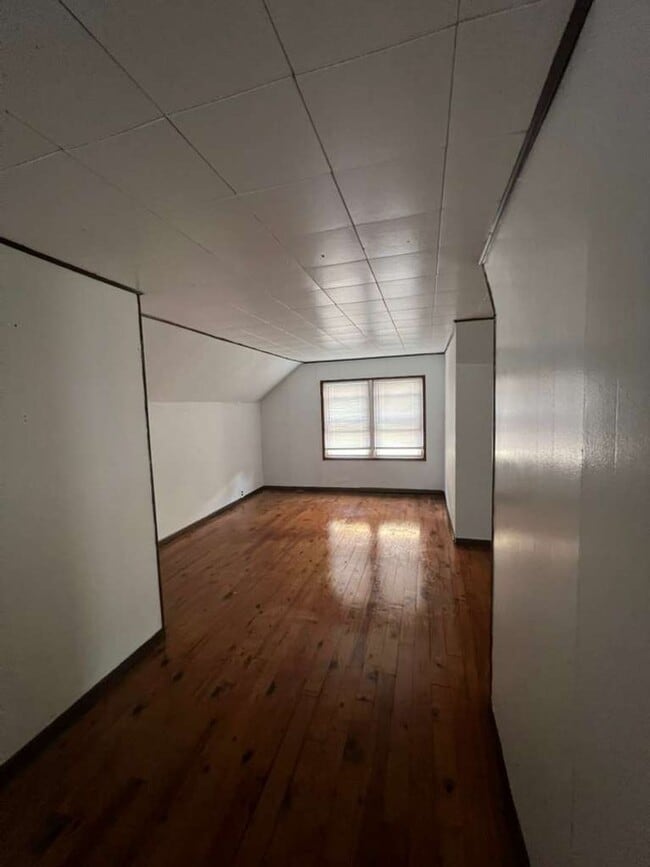 Building Photo - A Single family home with Garage in Garfie...