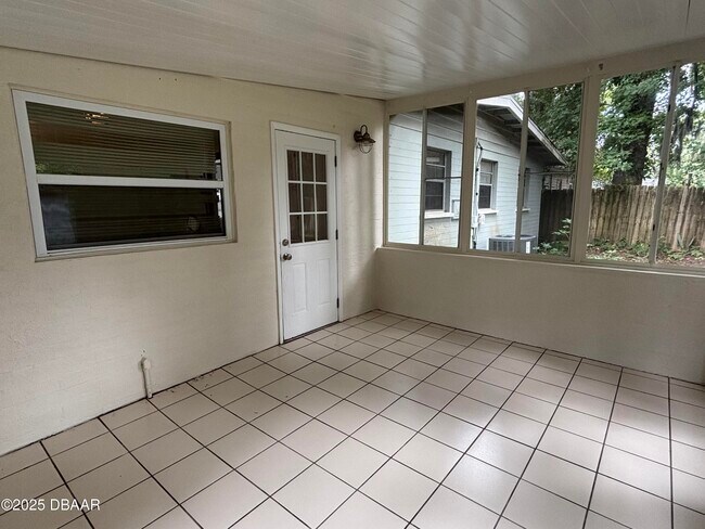 Building Photo - 724 Greenway Pl