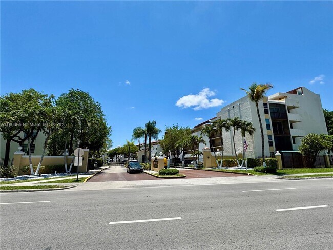 Building Photo - 8810 Fontainebleau Blvd
