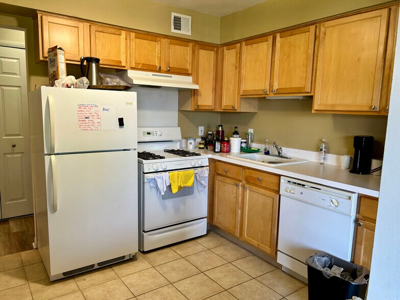 Building Photo - 474 Fox Hills Dr S