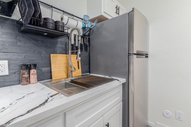 Building Photo - **COMING SOON!**Central- Charming 1 bd w/ ...