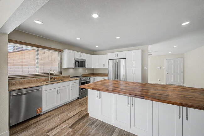 Building Photo - 710 E Bell De Mar Dr