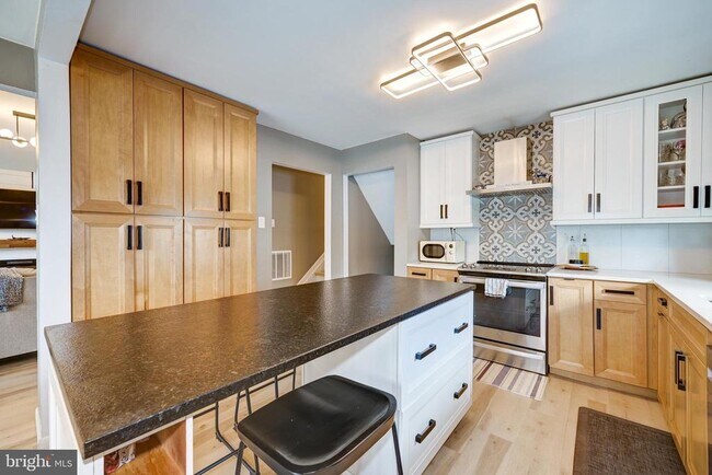 Building Photo - 325 Juniper Dr