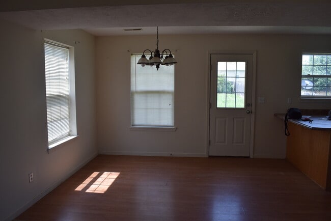 Building Photo - Spacious 3 bedroom, 2.5 bathroom duplex!