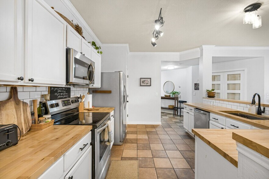 Building Photo - 905 Melted Candle Cove