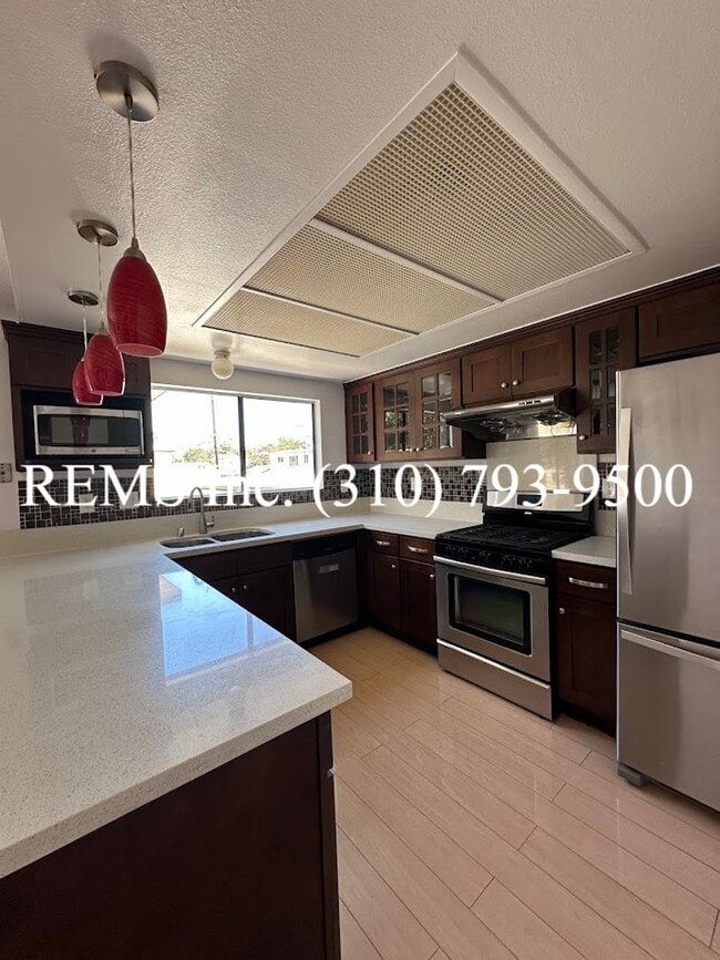 Building Photo - Remodeled Townhome with Garage and Laundry...